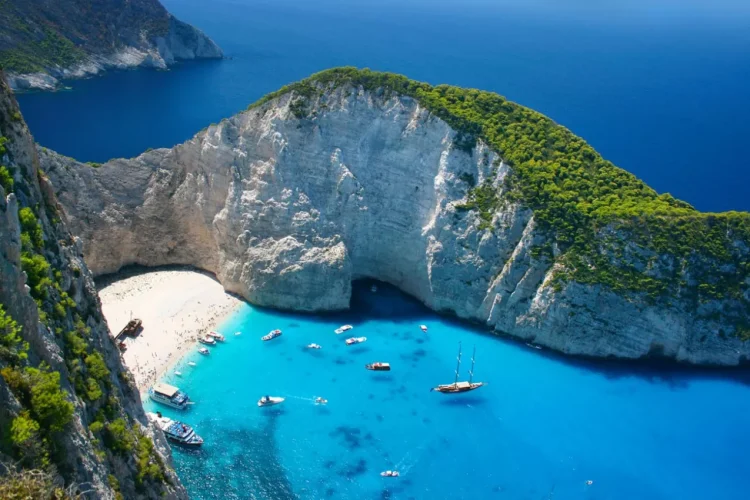 praia-de-navagio-em-zakynthos-0-1275x850